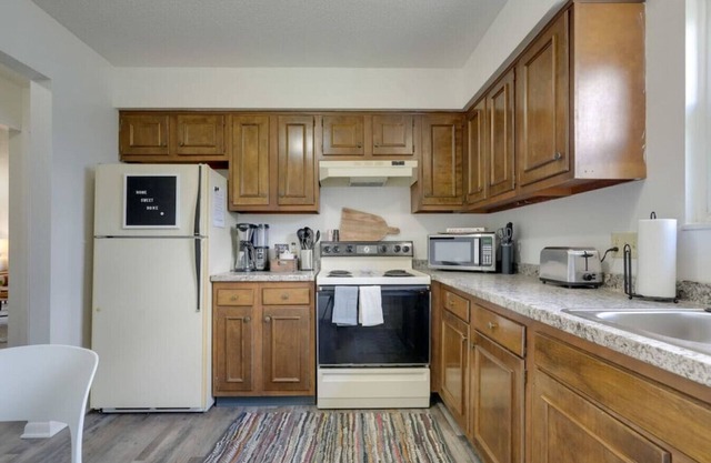 Lexington Local - 2 BR 1 BA, Garage, Homey & Comfy