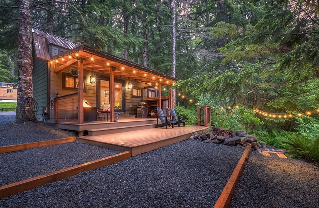 Li'l Finch Mt. Rainier tiny cabin with covered Hot tub and steam sauna