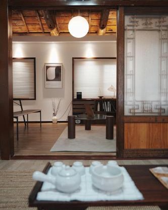 Licensed Private hanok with Courtyard for 7, 10 min to metro