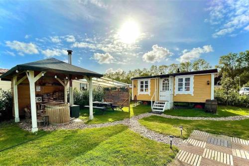 Liefdevolle pipowagen met hot tub en beamer