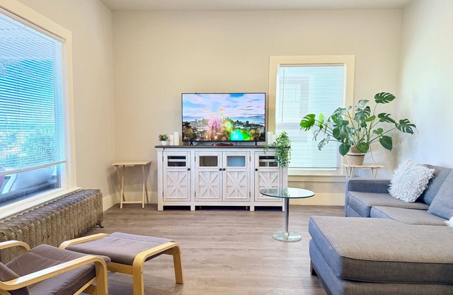 Light filled apt in Historic Home by UW & Downtown