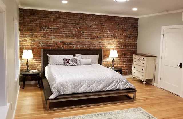 Light filled downtown studio apartment with king bed.
