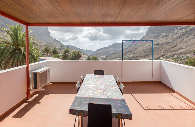 Lightbooking Gadi House Tasarte terraza y barbacoa