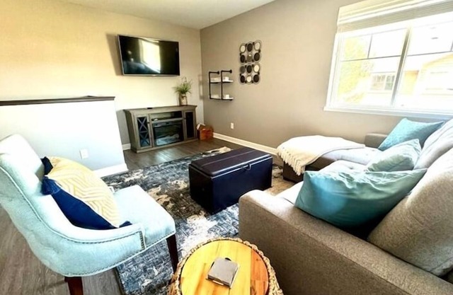 "Lil' Castle Pines" - Cozy 1-bedroom loft in quiet neighborhood!