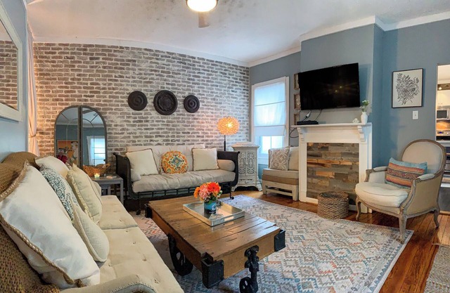 Lil' Ms. Clementine 2-bedroom home in Historic District with Golfcart option