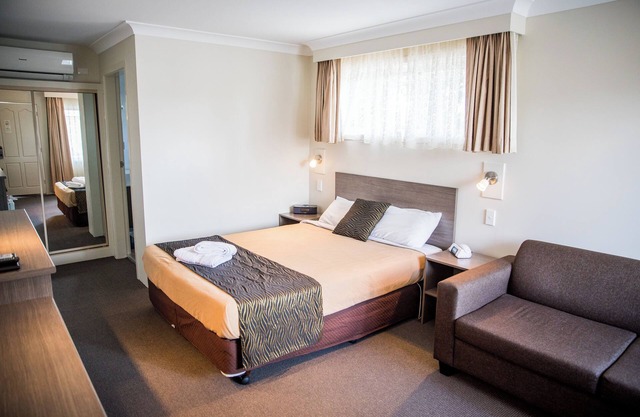 Lilac City Motor Inn Deluxe Queen Room 14
