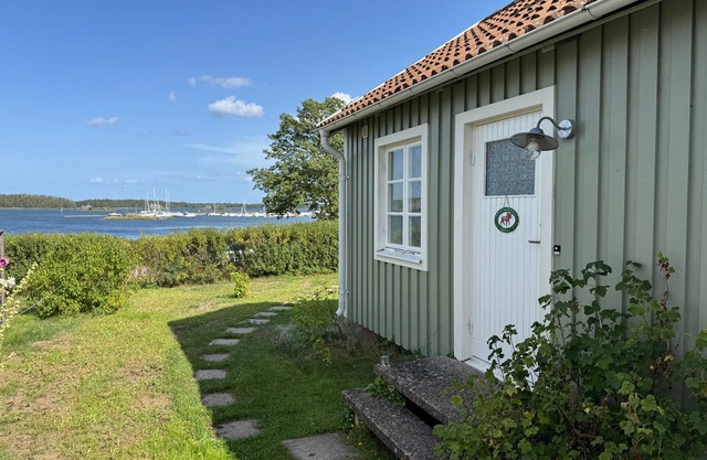 Lilla Lycka Timmernabben - Small vacation home with sea view & canoe