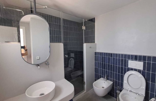 LILY HOUSE, DETACHED HOME FACING THE SEA, 3 MINUTES FROM THE BEACH