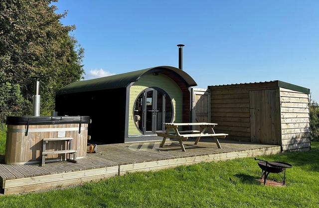LIME KILN, romantic, with hot tub in Blagdon