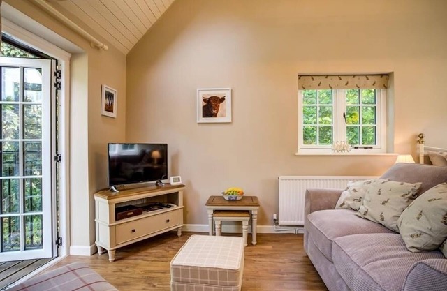 LIME TREE, romantic, character holiday cottage in Burford