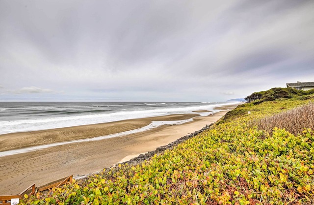 Lincoln Beach Condo w/Balcony + Ocean Views!