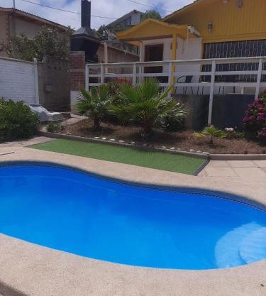 Linda casa con piscina en el quisco.