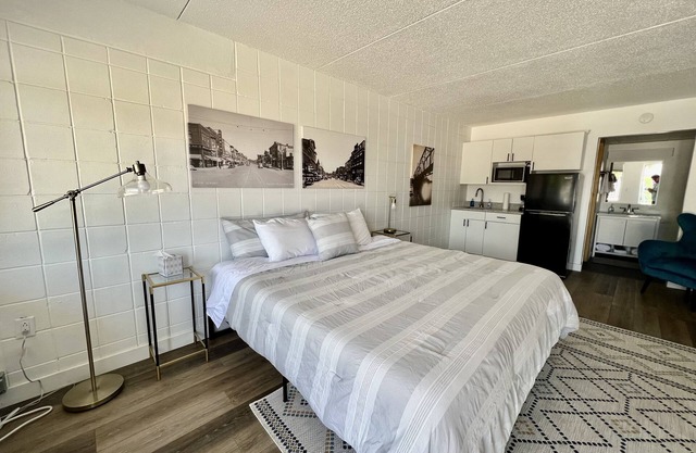 Lindell - Updated Downtown Cedar Falls Studio With Free Gated Parking!