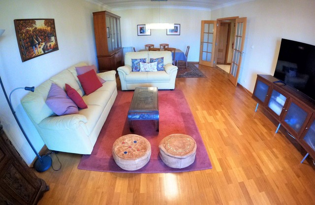 Lisbon, 2-bedroom apartment with balcony in Algés