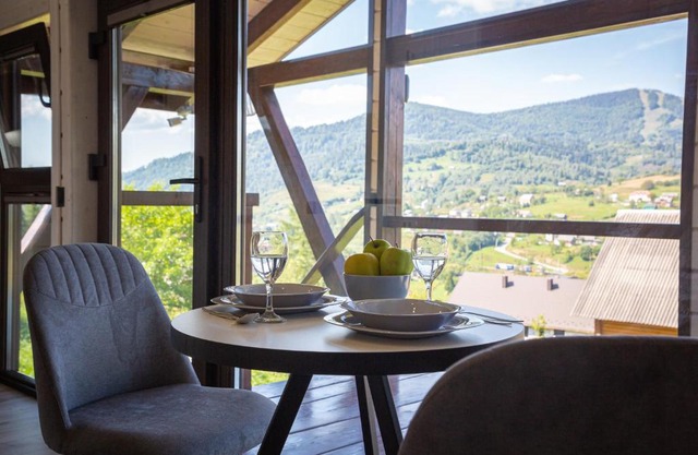 Lisoviy Zatyshok, z vidkrutum litnim baseynom,чан-джакузі