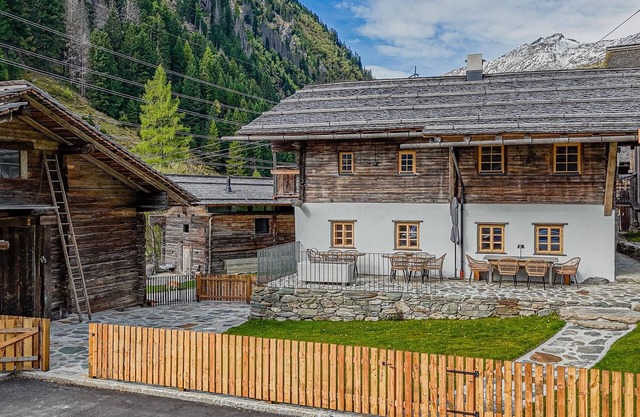 Listed houses for groups