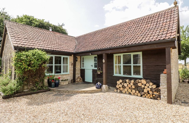 LITTLE BARN, pet friendly, with open fire in Yatton Keynell
