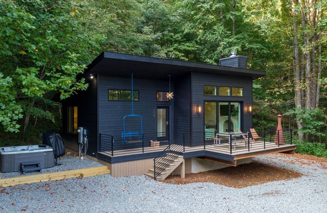 Little Bear Escape - Stunning custom 1BR with hot tub between Boone and Banner Elk! Pet friendly!