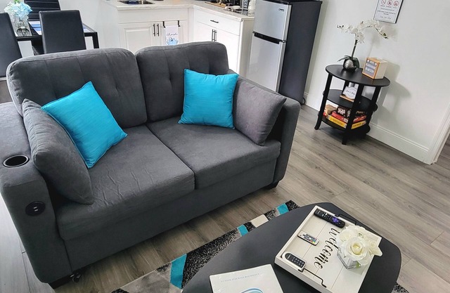 Little Blue House with private entrance & parking