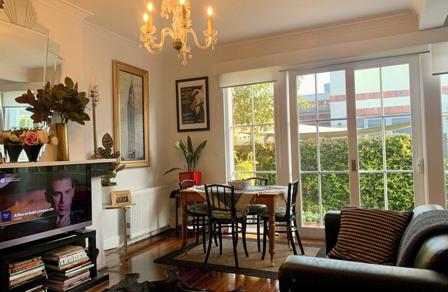 Little Charmer Sth Yarra, parking permit, delightful, lux kitchen and bathroom