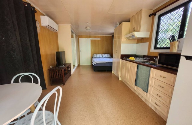 Little Green Bitty, Howard Street