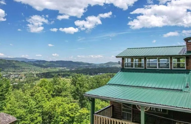 Little Greenbriar Lodge: Free Attraction Tickets, Hot Tub, Mtn Views & Adjacent National Park