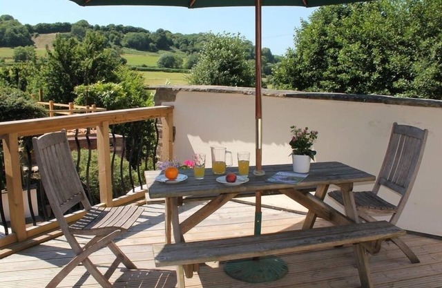 LITTLE MILLEND, pet friendly, with hot tub in Coleford