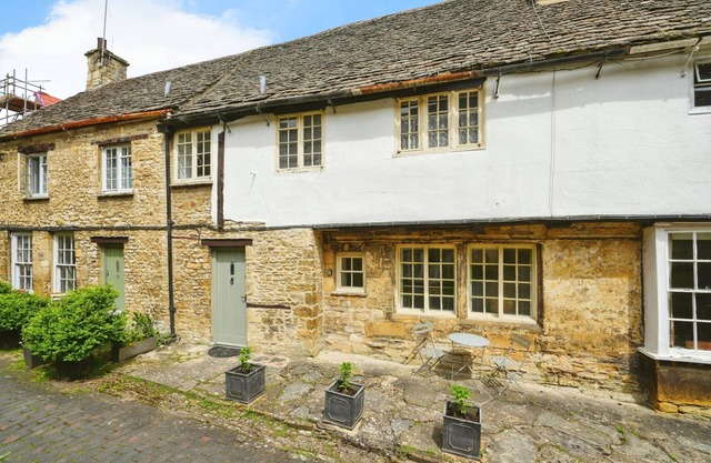 Little Priory Cottage, 10 Georges Yard, Burford