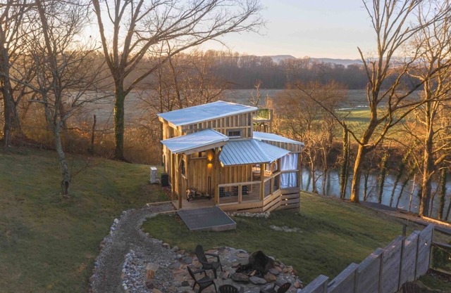 Little River Tiny House *with hot tub*