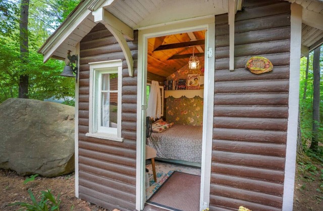 Little Wooded Retreat with breakfast and spa!