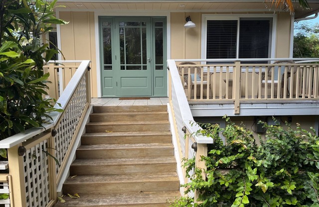 Little Yellow Cottage: Steps to Lanikai Beach