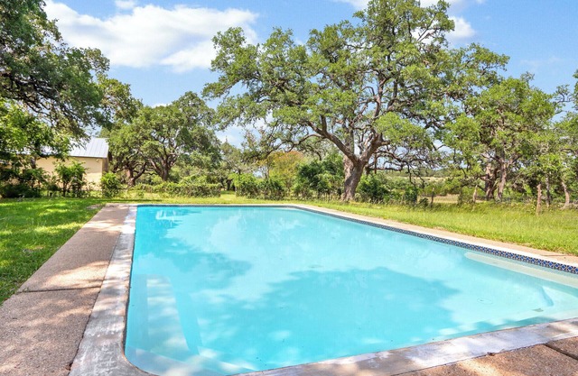 Live Oak Ranch - Swimming Pool Property with Sleeping for 20!