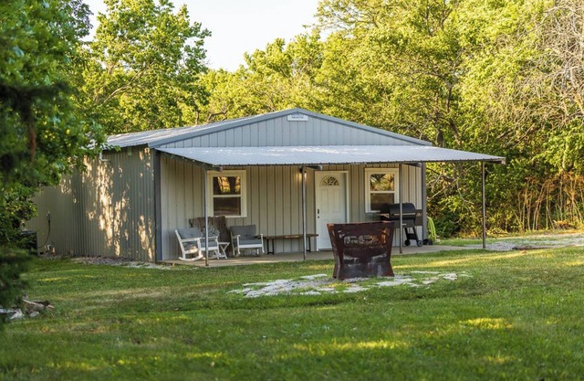 Live Oaks Lodge Retreat with 8-12 Sleeping Capacity