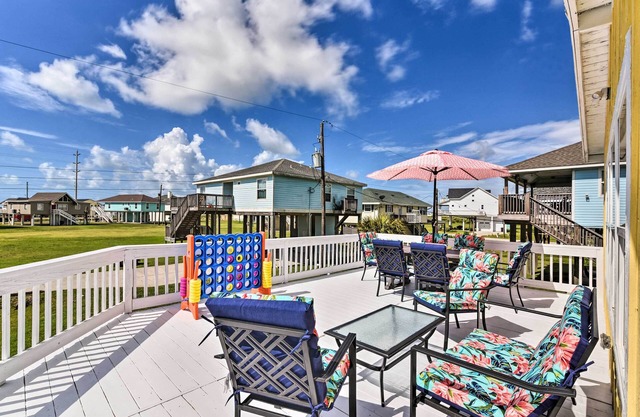 Lively Galveston Home w/Deck & Beach Views!