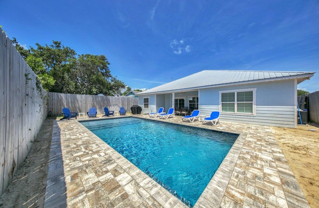 Living The Beach Life- 4BR/2BA, Sleeps 12, Huge Private Pool.