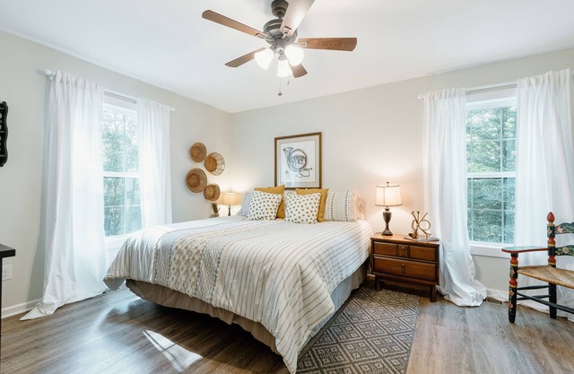 Living Water Retreats #3 - New Cozy Farmhouse Retreat 2 mi. to TIEC
