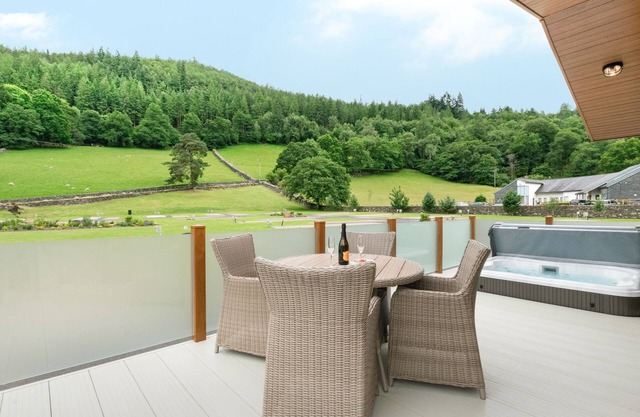 Llyn Dinas Lodge - Two Bedroom House, Sleeps 4