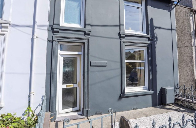 LLYS FORGAN, pet friendly, with a garden in Llanrug