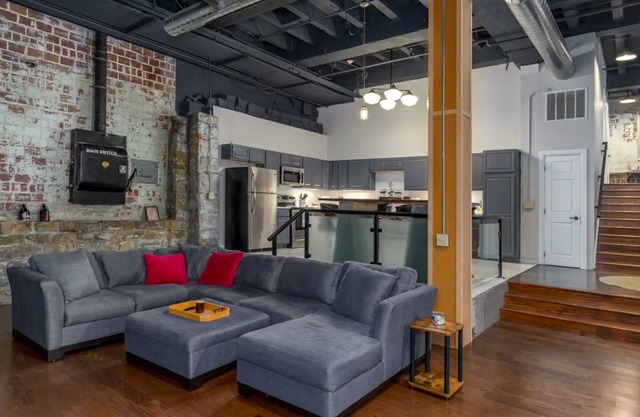 Local Discounts!-Charming Restored Schoolhouse