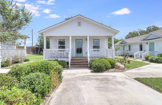 Located in town, walking distance to marina and festival grounds. Cottage 5