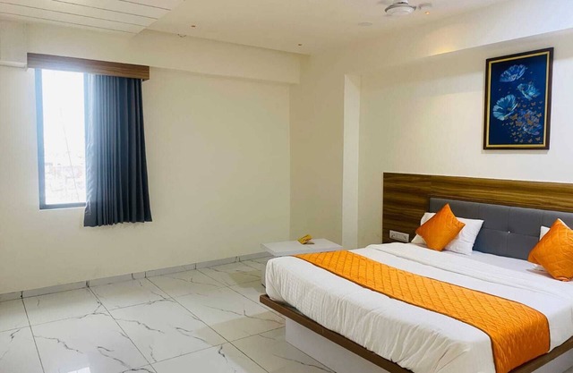 Located near Market area, easy to reach airport and railway station from hotel.