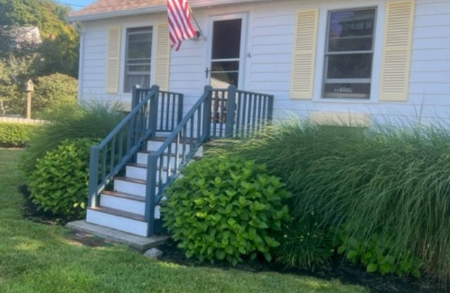 Location - 5 houses away from Museum Beach!
