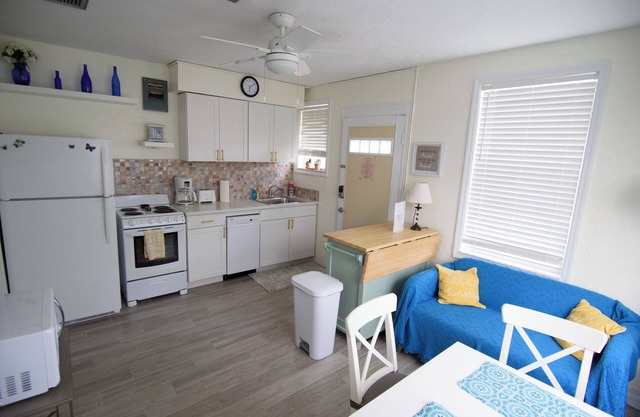 LOCATION! Cute & Quiet Venice Villa 2 min walk to direct access to Golden Beach