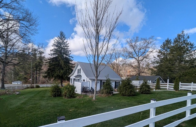 Location! Hike, Golf, Tube, Raft, Mtns! Fenced-in yard, dogs allowed. 2 bd, 1 ba