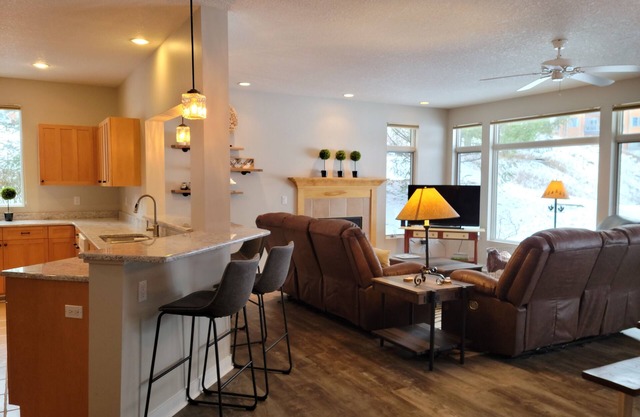 LOCATION LOCATION! Golfers Paradise & ski in/out on the 18th green Cedar River