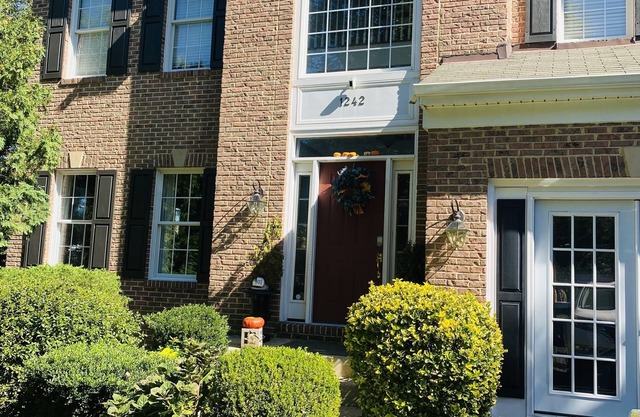 Location Location, spacious 5Br 4 bath house in oldtown w/hot tub & firepit.