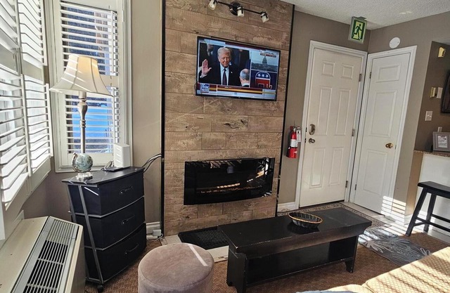 Location! One Bedroom Condo w/Mountain View, Full Kitchen, 2 Creekside Decks