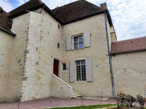 Location spacieuse dans ancien prieuré restauré - FR-1-586-66