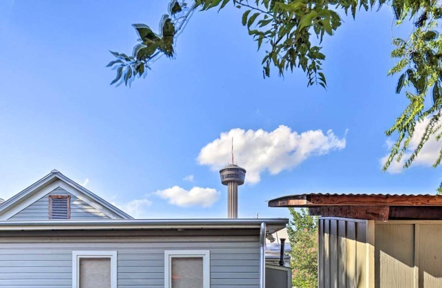 LOCATION!Walk to Convention Center,Riverwalk,&Alamodome,Sleeps 4