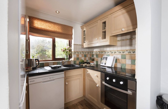 Lodge 13, Hustyns - a lodge that sleeps 6 guests in 3 bedrooms